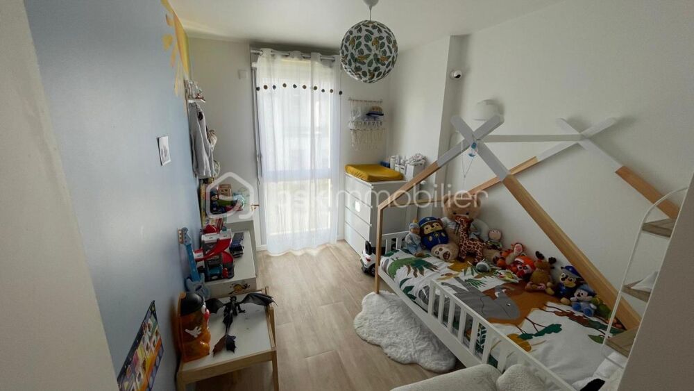 Venez visiter ce superbe appartement  F3 avec balcon dans un immeuble récent  Choisy-le-Roi