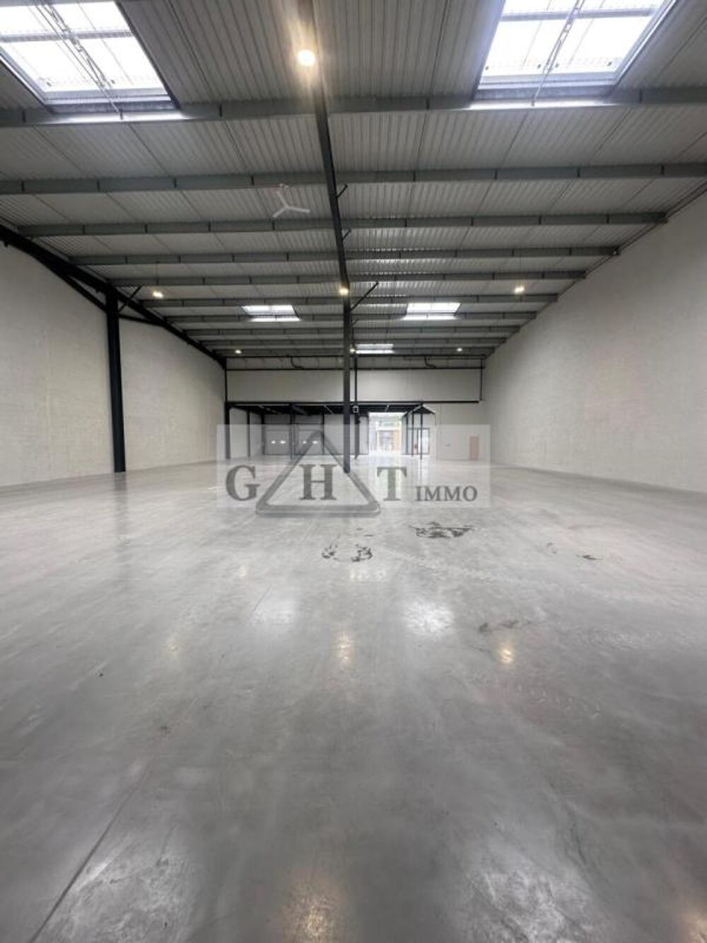   A LOUER LOCAUX D'ACTIVITES NEUF DE 450 à 1 900 m² 