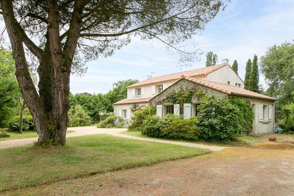 Maison Gétigné 11 P . 6 Chs . Bureaux . 274.92 M² . T 6832 M² . Garage . Cave . Salle de jeux . Bucher