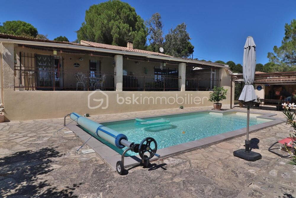 Maison plain-pied de 106m² sur 780m² de terrain avec 3 chambres, garage et piscine