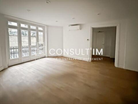 Entre Madeleine et Concorde, &agrave; louer bureaux de 68m&sup2; au premier &eacute;tage sur cour 3111 75008 Paris