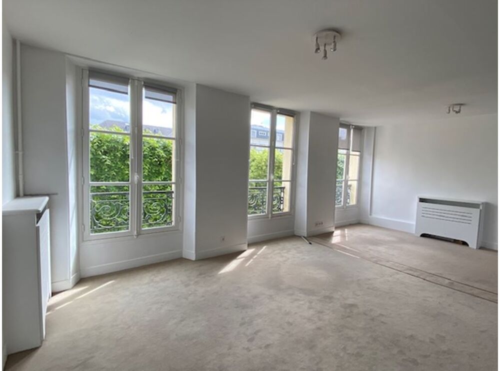   Au pied de la gare de Versailles, bureaux à louer dans un hôtel particulier 