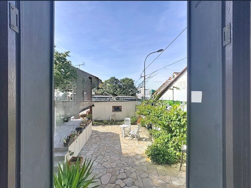 À 2 MIN DU RER E CHAMPIGNY CENTRE  MAISON 123 M² HABITABLES  4 CHAMBRES/GRAND SEJOUR TERRAIN 400 M²  2 GARAGES  ATELIER 30