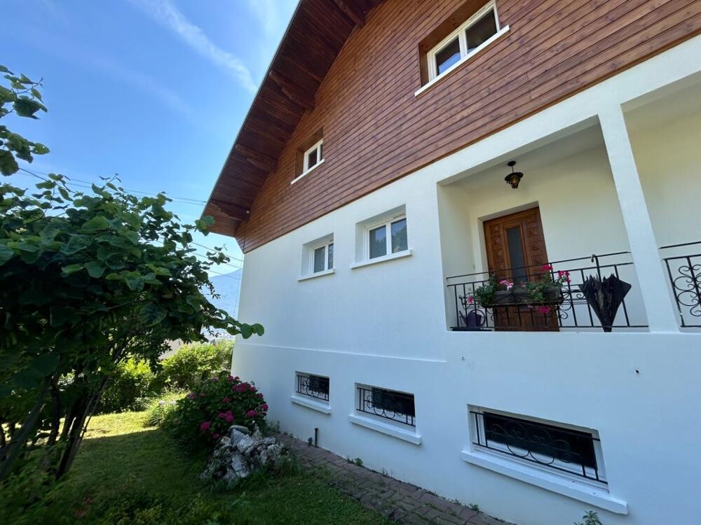 Vente Maison Albertville maison 154 m2 env composée de 2 appartements indépendants, garage double sur terrain de 800 m2 env Albertville