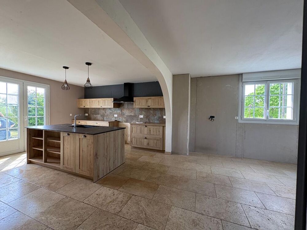 Maison avec fort potentiel , sous-sol complet et 1 800 m² de terrain constructible