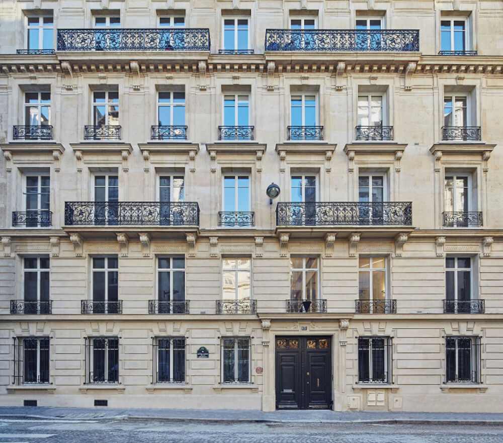   En plein cœur du quartier central des affaires Paris 8