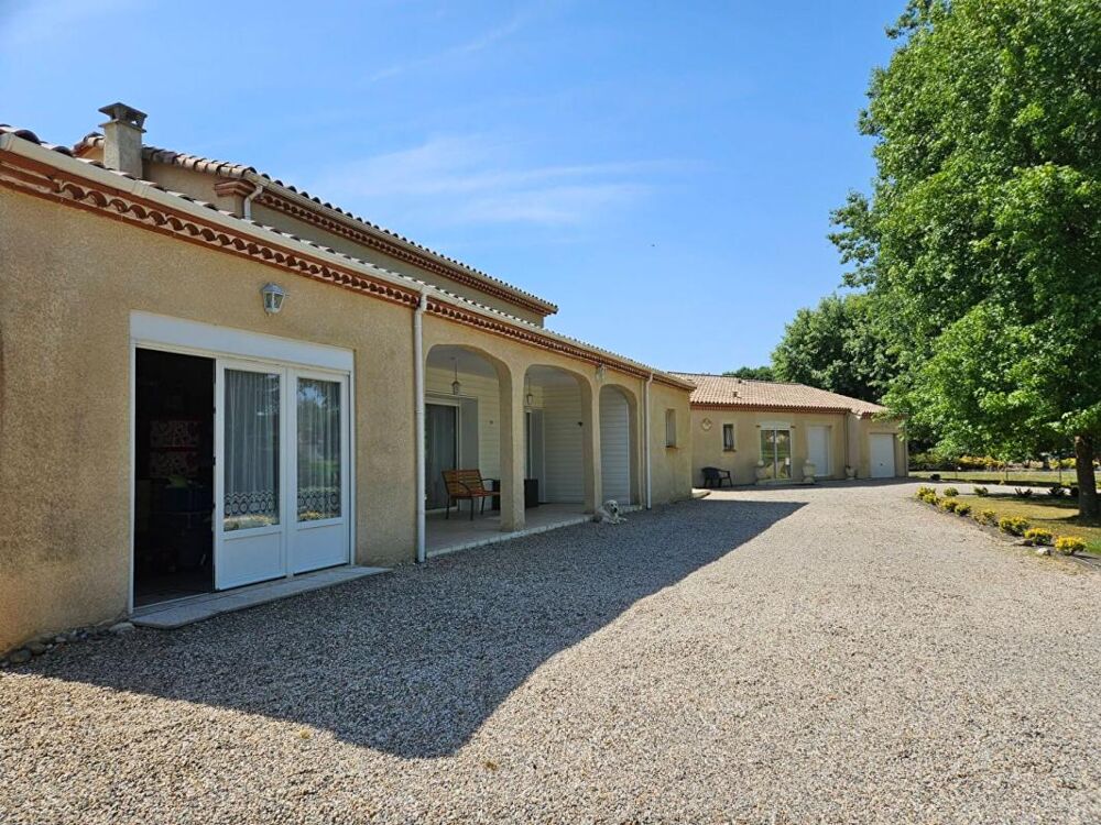 ENSEMBLE IMMOBILIER DE PLAIN PIED 240 m² - 8 CHAMBRES - TERRAIN 5000 m² - PISCINE - GARAGES