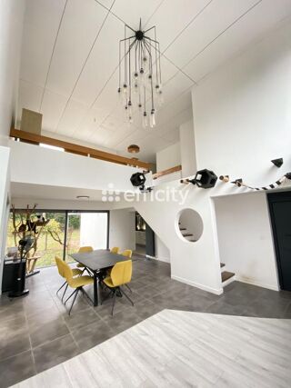  Villa  vendre 8 pices 233 m