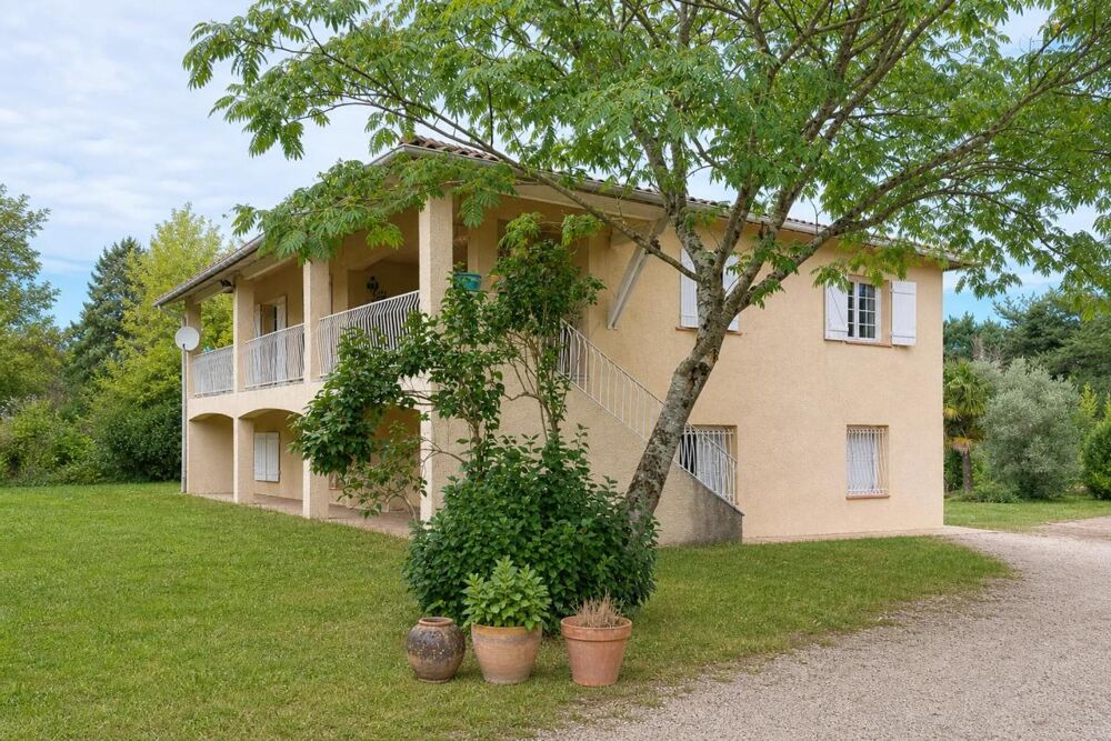 Maison de 10 pièces de 222 m² à Saint-Etienne-de-Tulmont