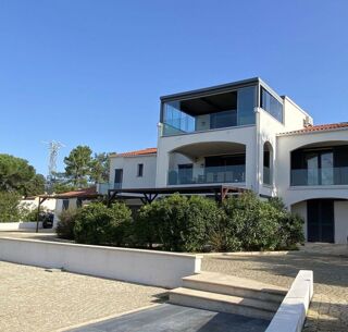  Villa  vendre 15 + pices 412 m