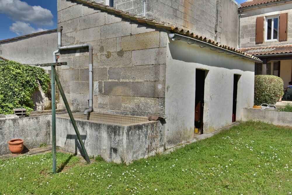 Vente Maison Maison à vendre 6 pièces ANGOULEME (16) maison 3 chambres + Studio et piscine sur terrain de 1150 m2 Angouleme