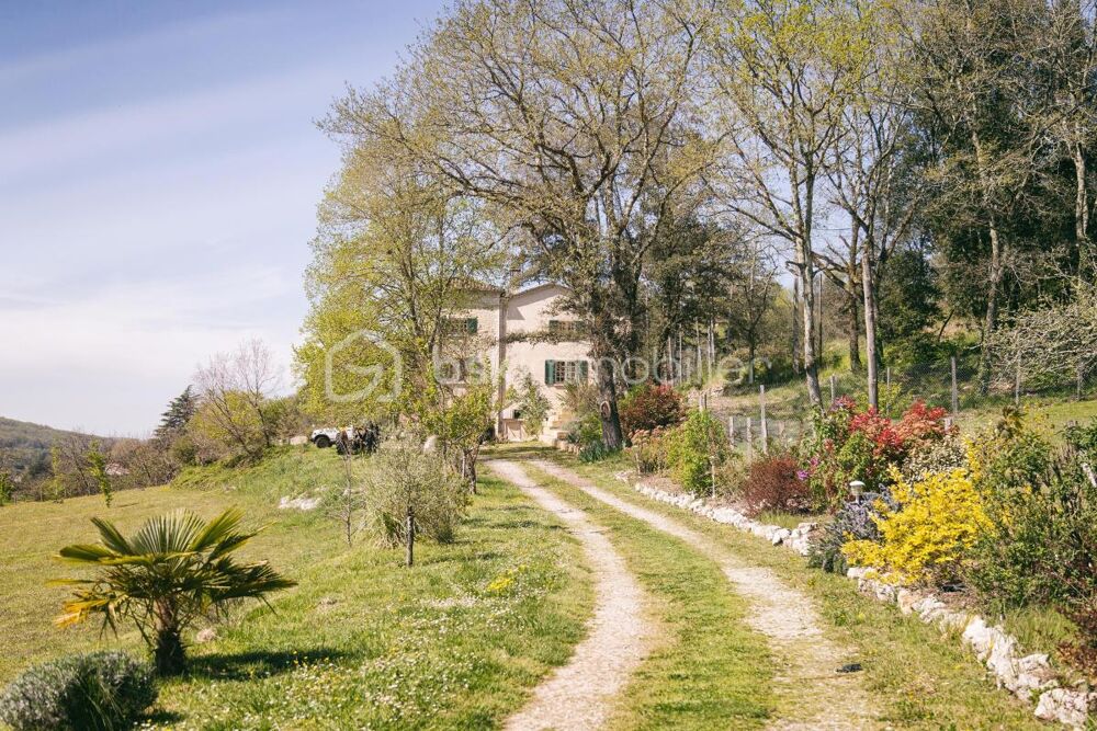 Propriété de caractère avec vue panoramique sur la vallée de la Dordogne  252 m², 5 suites, 1,78 ha