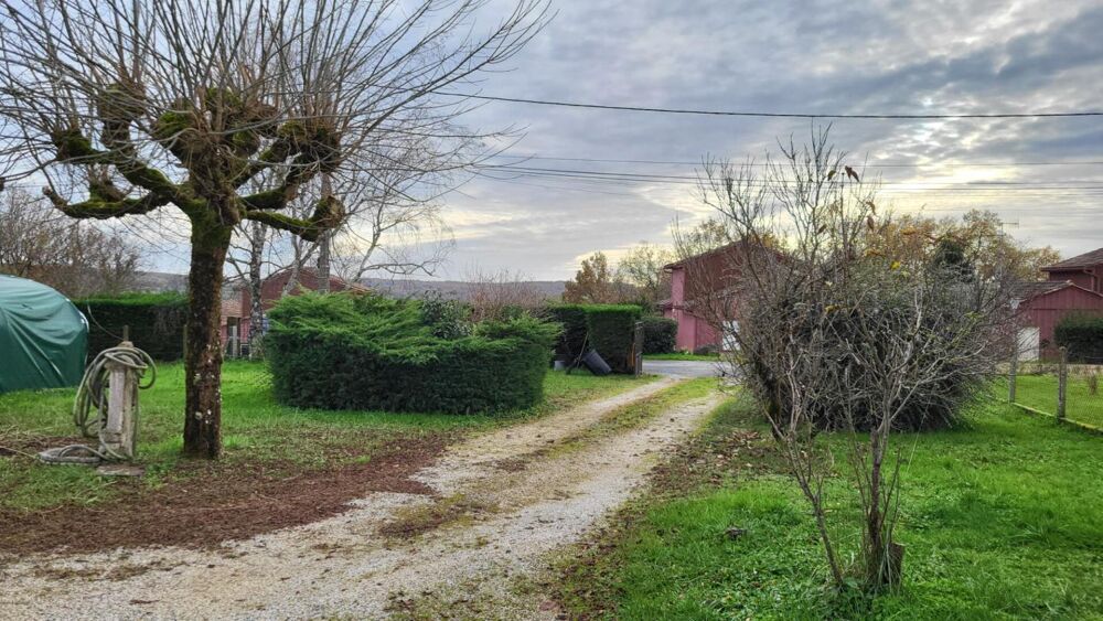 Maison traditionnelle de plain pied de 114 m² 6 pièces sur parcelle de 1658 m² garage et piscine
