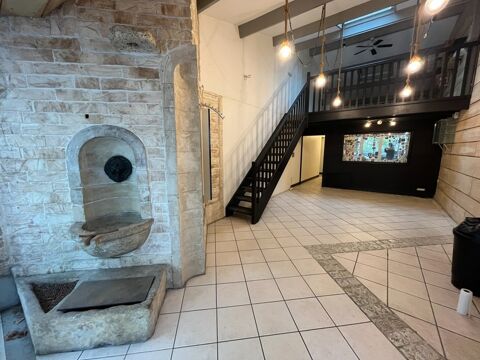   Local commercial 89m² à louer - Place Gambetta, Saint-Pierre-d'Oléron. (17) 