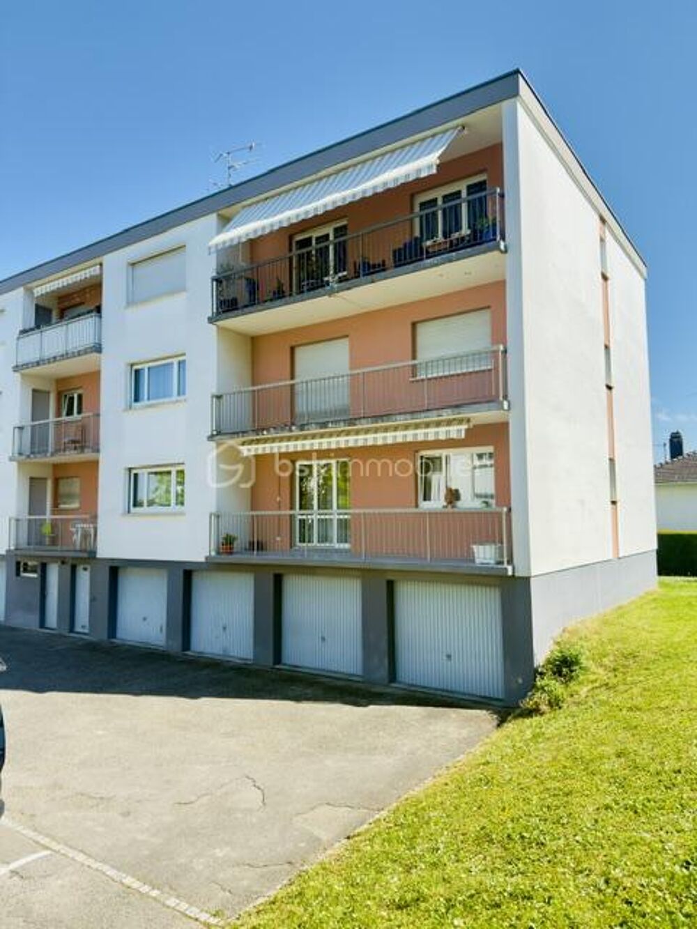 PFASTATT  Appartement 4 pièces avec garage, parking, cave et 2 balcons