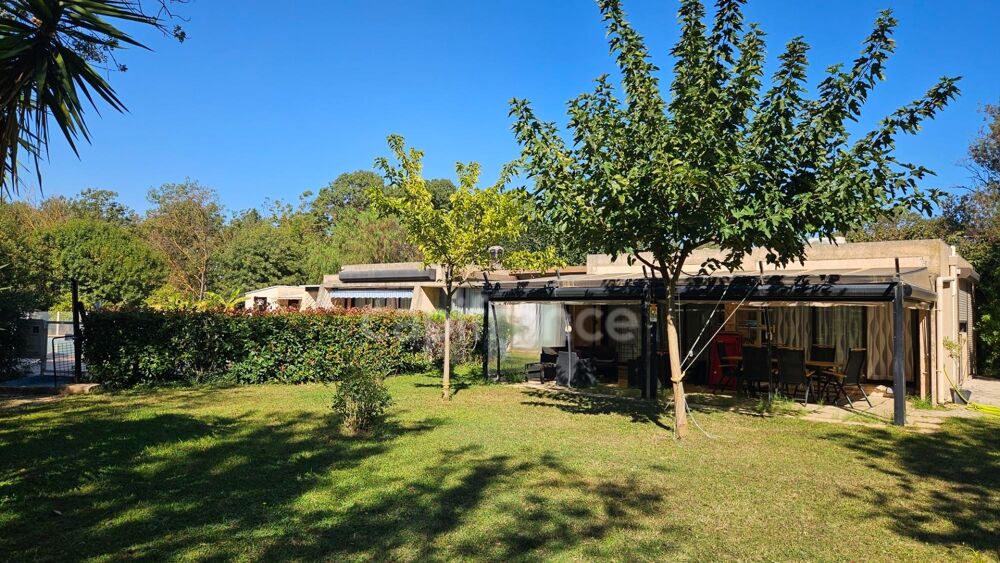 Vente Propriété/Château HYÈRES – PROPRIÉTÉ  SUR PLUS D'1 HECTARE – MAISON PRINCIPALE DE PLAIN-PIED, PISCINE ET ENSEMBLE BÂTI Hyeres