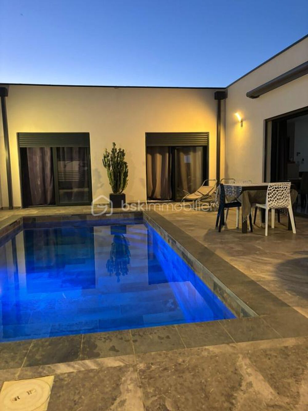 VILLA CONTEMPORAINE DEXCEPTION  PLAIN-PIED EN U AVEC PISCINE