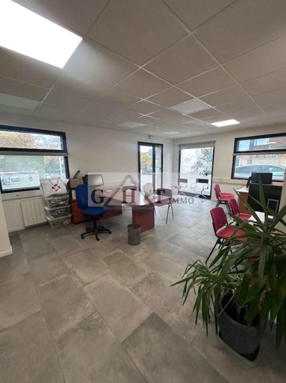   LOCAL COMMERCIAL - BUREAUX A LOUER VILLENEUVE LE ROI 