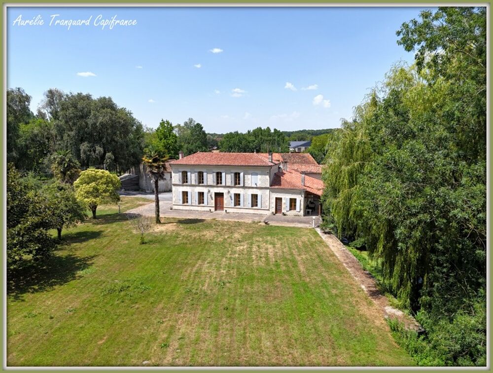 Maison BOURGEOISE à vendre 6 pièces + DEPENDANCES, à FONTENET (17400) composée de 4 chambres, bordée d'un petit ruisseau et 630