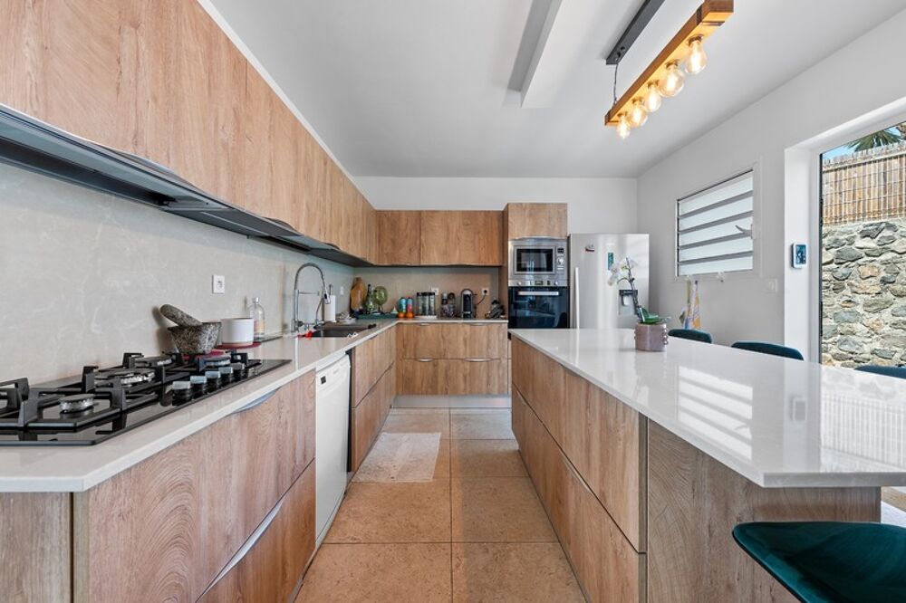 Maison à vendre 10 pièces SAINT GILLES LES BAINS (974)