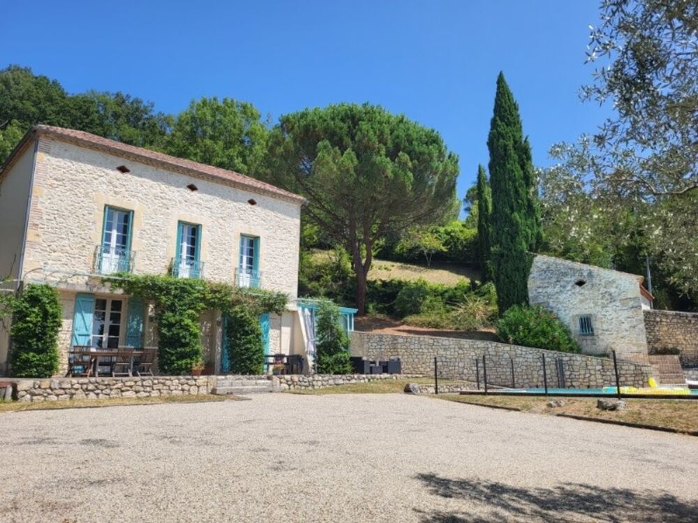EXCLUSIVITE. AGEN proche du centre, belle demeure en pierres 7 pièces, véranda, piscine, pigeonnier, grand garage sur terrain de