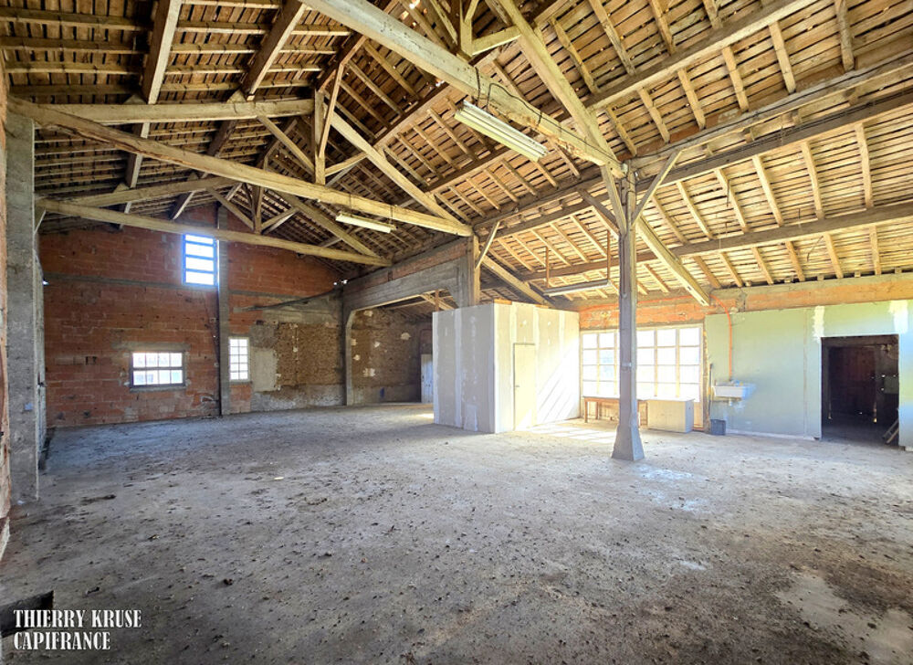 Propriété à fort potentiel  Hangars & bâtiments  450 m² exploitables sur 15 000 m² de terrain aménageable  Changement de dest