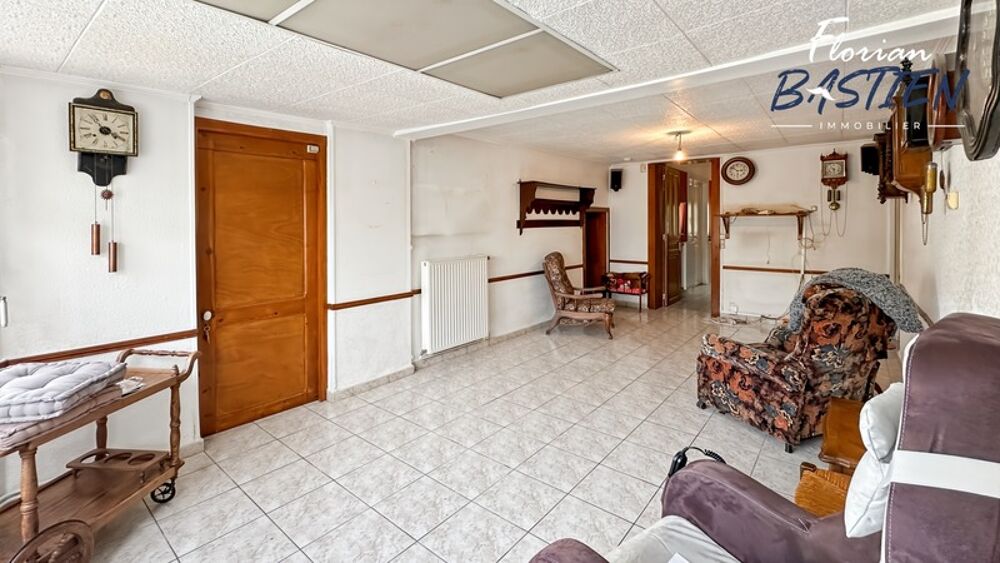 ? Maison à rénover  115 m² avec grand garage et jardin à Petite-Forêt