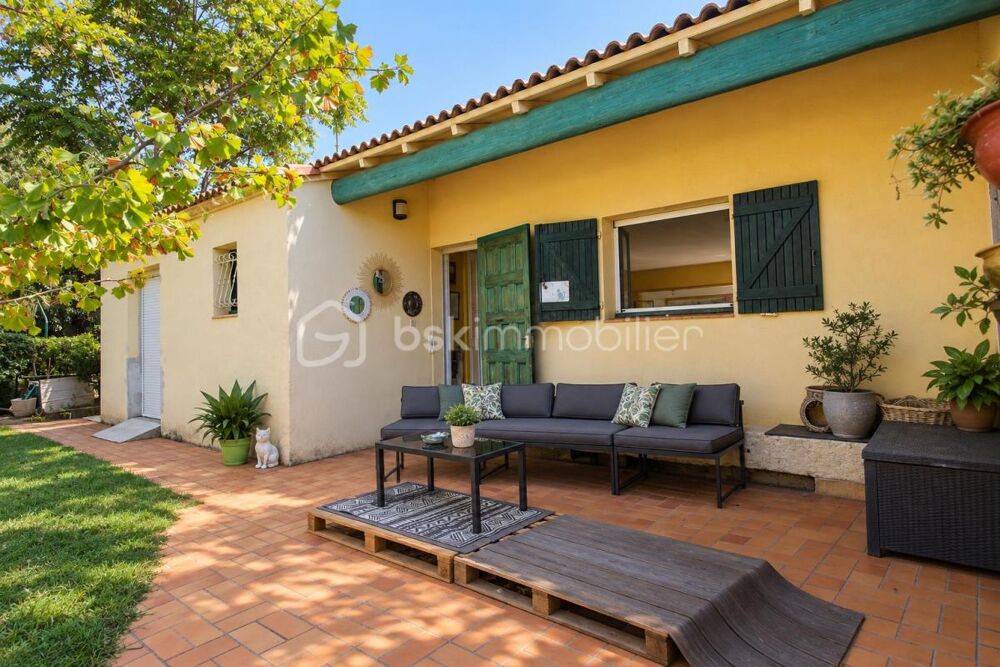 MILHAUD  RARE : MAISON DE PLAIN-PIED 142 m², PISCINE, JARDIN ET NOMBREUSES DÉPENDANCES