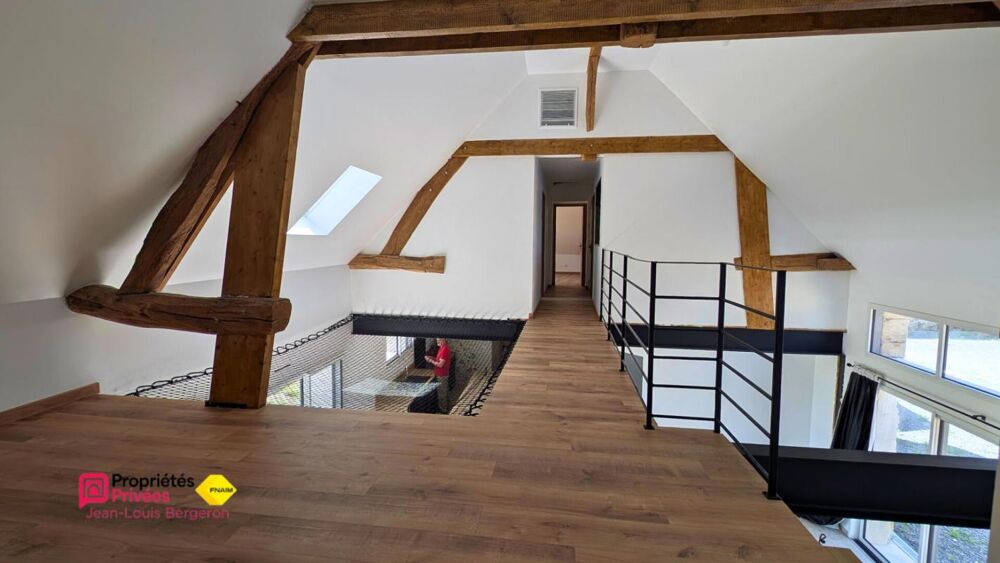 Longère réinventée avec intérieur contemporain .Vallée de Cousse