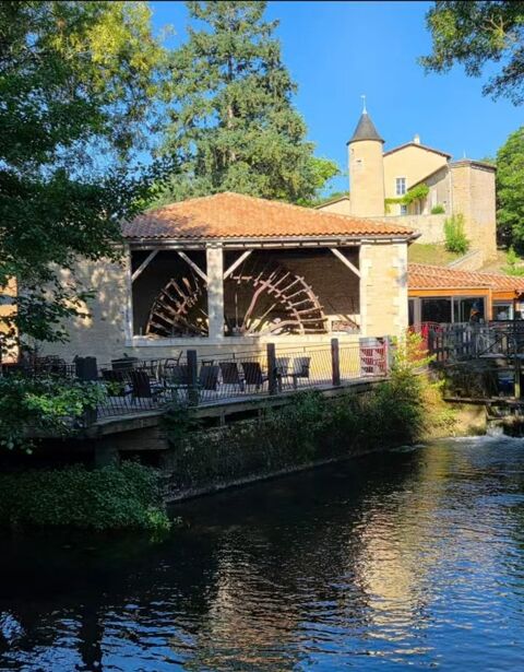 En Charente, &agrave; 5mn de Ruffec. Fonds de commerce - bar - terrasse - restaurant avec appartement 170000 16700 Condac
