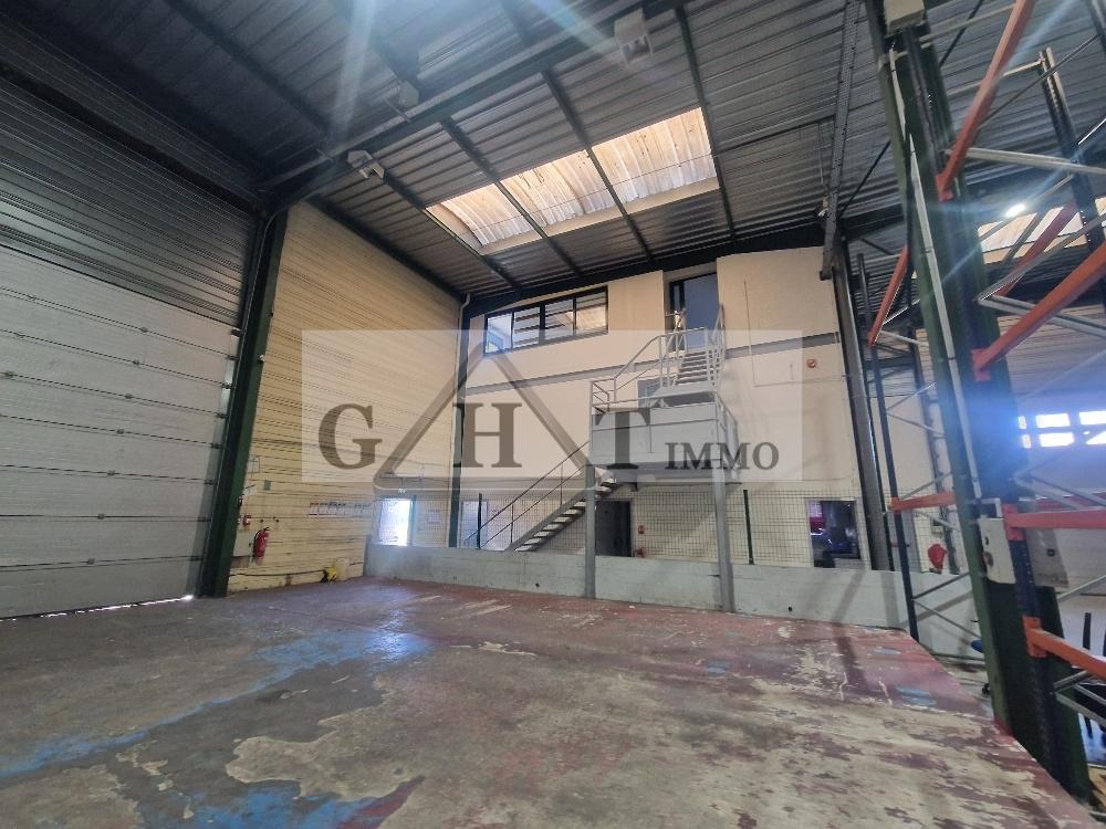   A LOUER 2000 M² DE TERRAIN + 800 M² ENTREPOT BUREAUX A STAINS Stains
