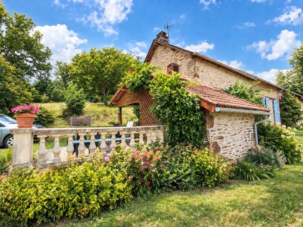 Maison 6 pces, 80 m² avec dépendances, source, terrain de 59 635 m²