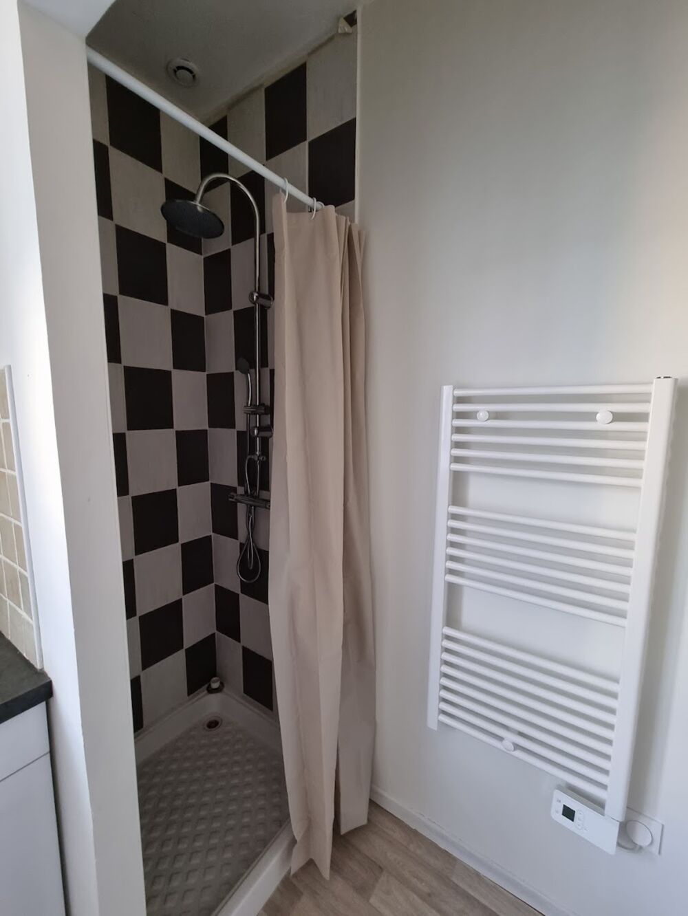 Location Appartement Studio meublé refait à neuf, proche gare, fac, ifps, bus de ville dans un immeuble refait à neuf Agen