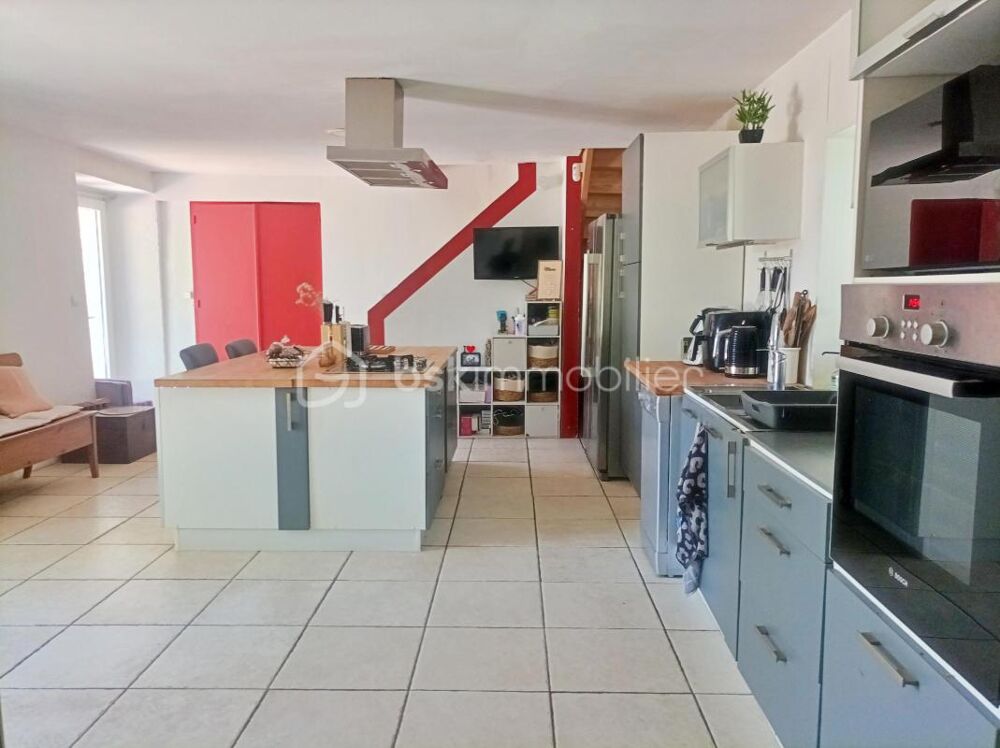 Rare à Salviac  Maison en pierre de 120m2, 4 chambres avec piscine, terrain et garage