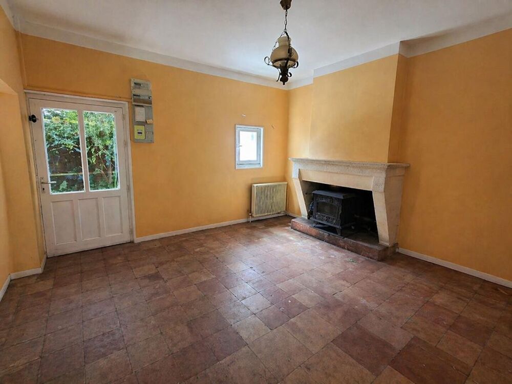 Maison de plain-pied au coeur du bourg avec grande remise de 51 m² aménageable, garage et terrain constructible