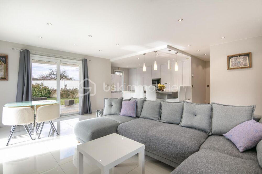Maison de plain-pied avec 4 chambres, piscine et double garage