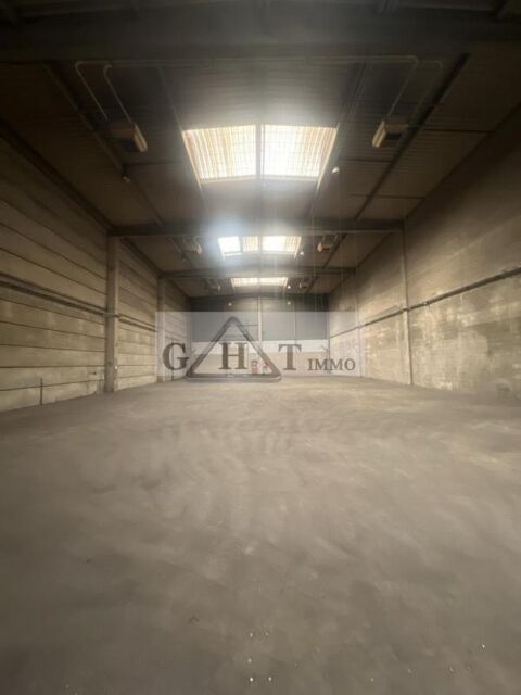 A LOUER 1240 M&sup2; ENTREPOT BUREAUX A SAINT-OUEN SUR SEINE 20436 93400 Saint ouen sur seine