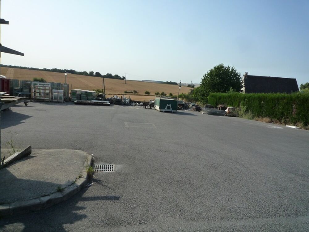   Dpt Aisne (02), LA CROIX SUR OURCQ  à vendre ensemble immobilier professionnel  1170 m2 ateliers et bureaux sur 3000 m2 de terra La croix sur ourcq