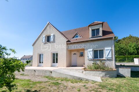   Magnifique maison édifiée en 2005 sur sous-sol total, composée de 4 chambres et de sa vue imprenable sur la vallée icaunaise ! Maison - 6 pièce(s) - 159 m²