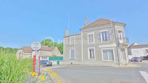   Maison de 269 m² comprenant trois logements avec un garage, une cave et une cour Maison - 10 pièce(s) - 269 m²