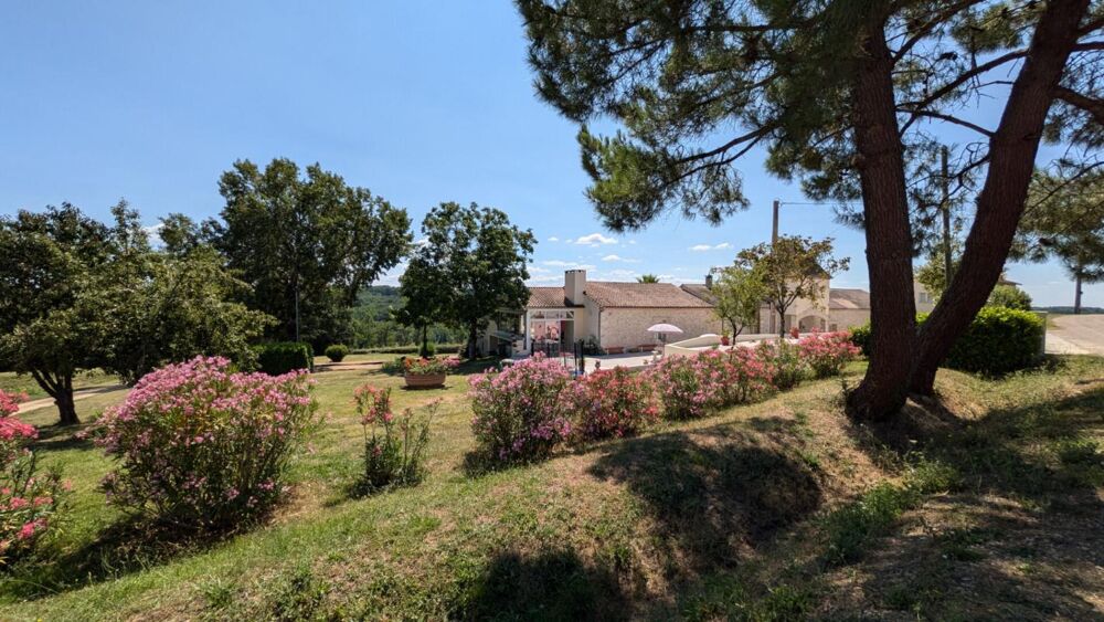Maison de 350m² avec piscine et dépendances sur 2ha