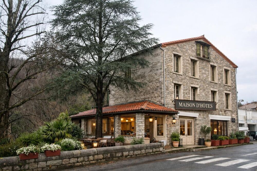 Maison de caractère - Ancien Hotel - Fort potentiel commercial à Prats De Mollo La Preste