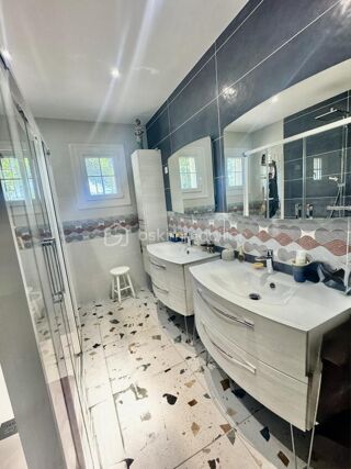  Villa à vendre 8 pièces 217 m²