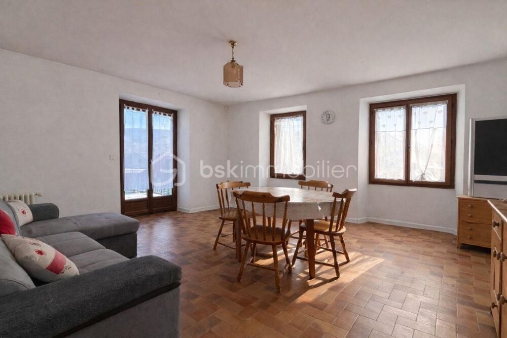 À Vendre  Maison ancienne 117 m² avec sous-sol complet  Terrain 1 000 m²  Vue montagne  Sans vis-à-vis