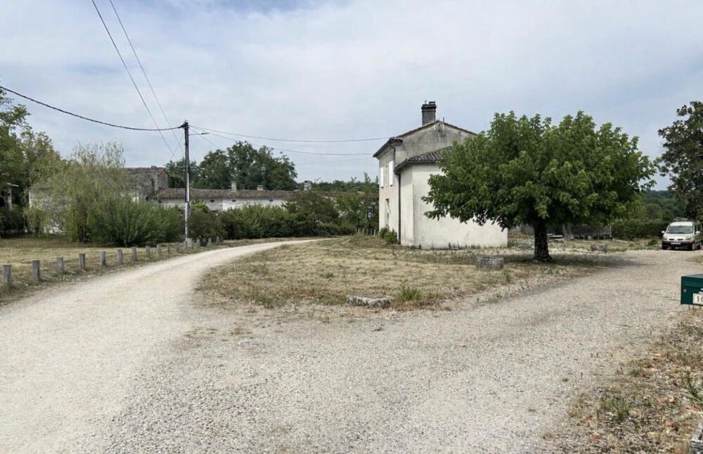 A 7 kms de Saint-André de Cubzac ,au calme à La Lande de Fronsac ,découvrez cette maison R+1 en pierre 1900 d'environ 101 m² h
