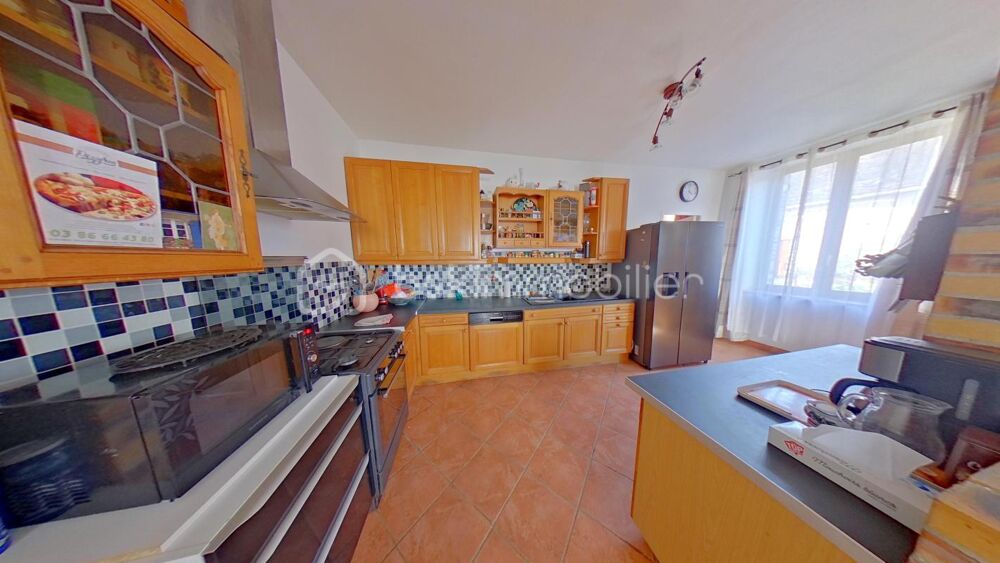 Corps de ferme de 179 m² avec une grande de grange 150 m² sur 1624 m² de terrain
