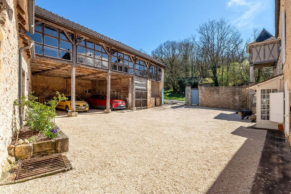 Propriété en pierre de type 7, piscine, dépendances, sur un terrain arboré de 6300 m²