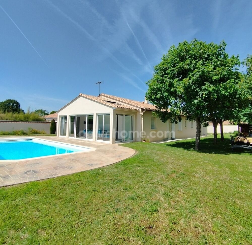 Vente Maison Charente, à Vars, maison de plain pied de 137 m², 4 chambres, véranda, piscine, garage et terrain clos 1002 m² Vars