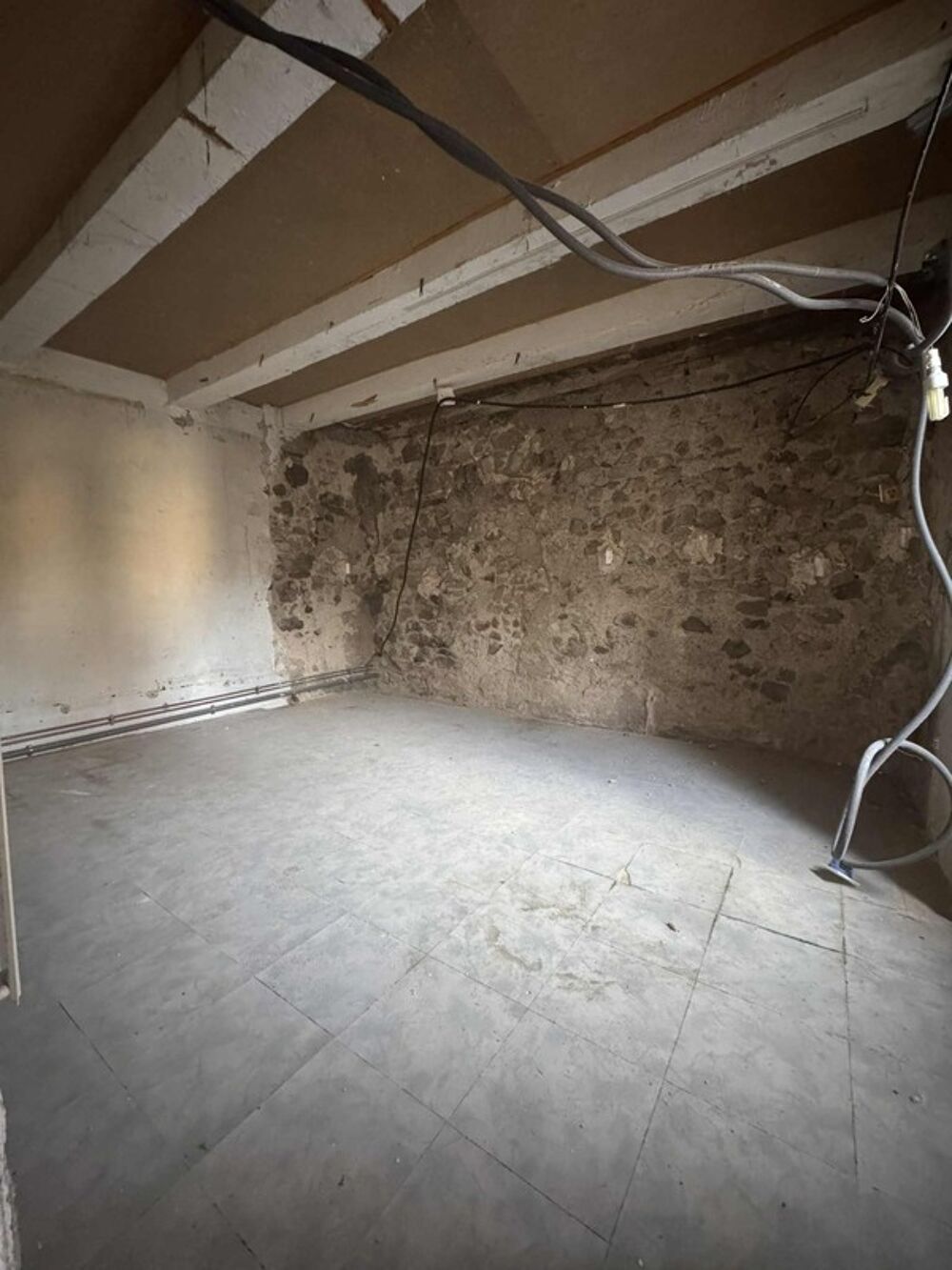 Maison de village à rénover + grange  La Faurie (05)