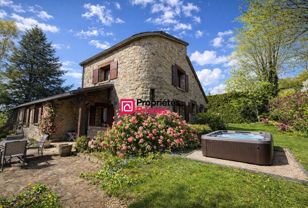 Maison T6 de caractère en pierre proche de Manzat 63410 de 164m² . Terrain 3040m² à vendre